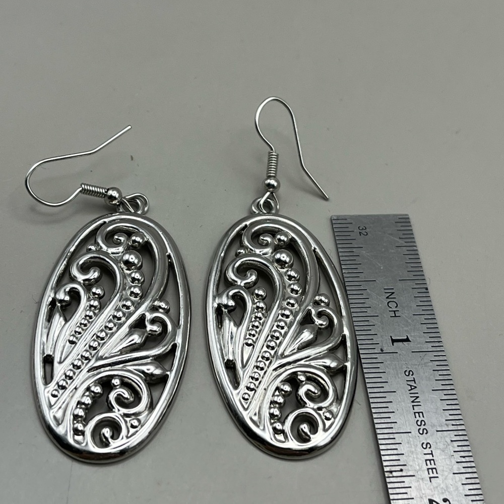 Elegant Silver Filigree Earrings - Picture 3 of 3